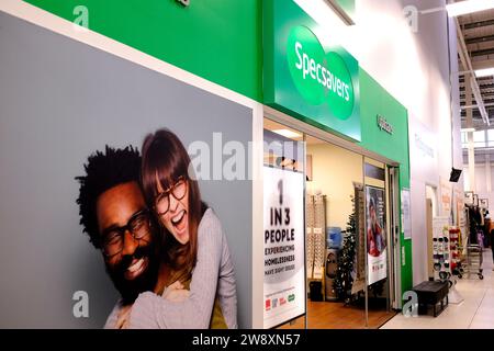 les opticiens specsavers magasinent à l'intérieur du supermarché sainsburys, ville de herne bay, kent est, royaume-uni décembre 2023 Banque D'Images