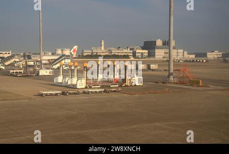 Les équipements de services de manutention au sol, le transporteur de conteneurs et de palettes attendent d'opérer à l'aéroport international DE KANSAI. Banque D'Images