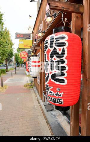 Gros plan, détail de la lanterne rouge à Side Way à Osaka, la langue japonaise signifie « restaurants Mikuni ». Banque D'Images