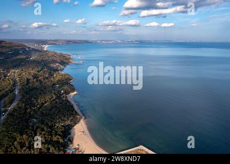 Côte étonnante au cap Kaliakra, un promontoire long et étroit de la côte nord de la mer Noire, Bulgarie Banque D'Images