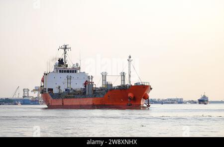 Paquebot, Cargo Ship, Thanker allant au port dans la zone du golfe thaïlandais près de la province de samutprakarn, Thaïlande. Banque D'Images