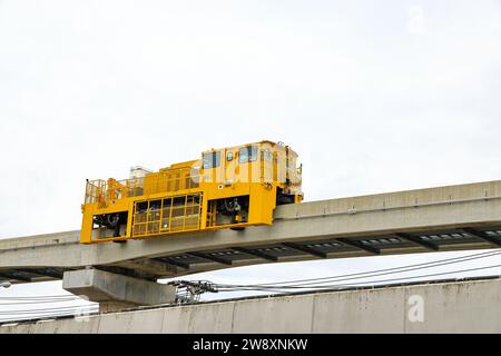 Les rails jaunes modernes maintenant la voiture de machine se tiennent par pour faire l'entretien le rail du système de monorail, Bangkok Thaïlande. Banque D'Images