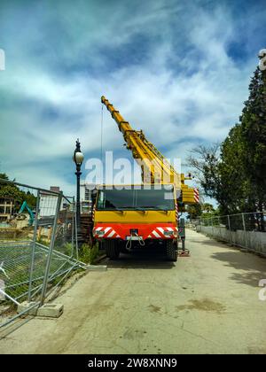 Grue mobile au chantier de construction camion lourd grand Banque D'Images