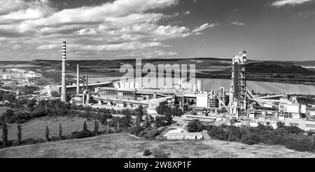 Vue aérienne depuis le drone de l'usine de ciment. Le paysage industriel. Banque D'Images