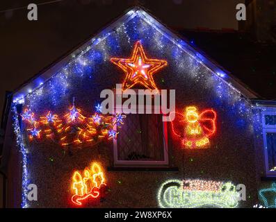 Lower Morden, Surrey, Londres, Royaume-Uni. 22 décembre 2023. De nombreux résidents de Lower Morden Lane décorent l'extérieur de leur maison chaque Noël. Les visiteurs de la rue font un don aux boîtes de collecte locales et l'argent est donné à une bonne cause locale - l'Hospice St Raphaël. Crédit : Malcolm Park/Alamy Live News Banque D'Images