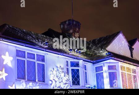 Lower Morden, Surrey, Londres, Royaume-Uni. 22 décembre 2023. De nombreux résidents de Lower Morden Lane décorent l'extérieur de leur maison chaque Noël. Les visiteurs de la rue font un don aux boîtes de collecte locales et l'argent est donné à une bonne cause locale - l'Hospice St Raphaël. Crédit : Malcolm Park/Alamy Live News Banque D'Images