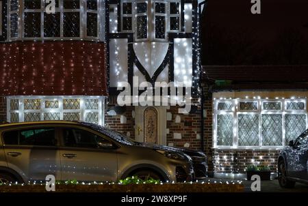 Lower Morden, Surrey, Londres, Royaume-Uni. 22 décembre 2023. De nombreux résidents de Lower Morden Lane décorent l'extérieur de leur maison chaque Noël. Les visiteurs de la rue font un don aux boîtes de collecte locales et l'argent est donné à une bonne cause locale - l'Hospice St Raphaël. Crédit : Malcolm Park/Alamy Live News Banque D'Images