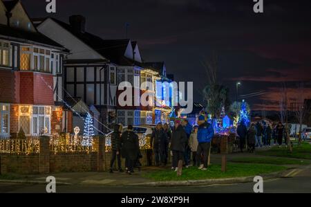 Lower Morden, Surrey, Londres, Royaume-Uni. 22 décembre 2023. De nombreux résidents de Lower Morden Lane décorent l'extérieur de leur maison chaque Noël. Les visiteurs de la rue font un don aux boîtes de collecte locales et l'argent est donné à une bonne cause locale - l'Hospice St Raphaël. Crédit : Malcolm Park/Alamy Live News Banque D'Images