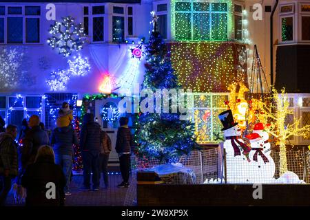 Lower Morden, Surrey, Londres, Royaume-Uni. 22 décembre 2023. De nombreux résidents de Lower Morden Lane décorent l'extérieur de leur maison chaque Noël. Les visiteurs de la rue font un don aux boîtes de collecte locales et l'argent est donné à une bonne cause locale - l'Hospice St Raphaël. Crédit : Malcolm Park/Alamy Live News Banque D'Images