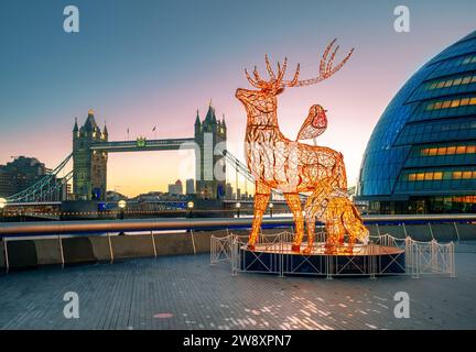 Londres, Angleterre, Royaume-Uni - 17 décembre 2021 : la scène du soir avec des décorations de Noël lumineuses spécifiques à Londres au premier plan ; le cerf, le renard A. Banque D'Images