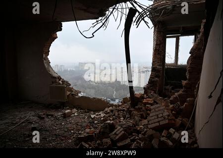 Kiev, Ukraine. 22 décembre 2023. Vue d'un immeuble résidentiel de plusieurs étages endommagé par des éclats d'un drone kamikaze abattu de l'armée russe à Kiev. L'armée russe a attaqué l'Ukraine avec des drones d'attaque Shahed. L’armée ukrainienne a affirmé avoir détruit 24 drones russes sur 28. (Photo de Sergei Chuzavkov/SOPA Images/Sipa USA) crédit : SIPA USA/Alamy Live News Banque D'Images