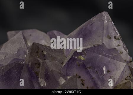 Pierres de quartz Améthyste vives en vue macro détaillée sur une surface sombre Banque D'Images