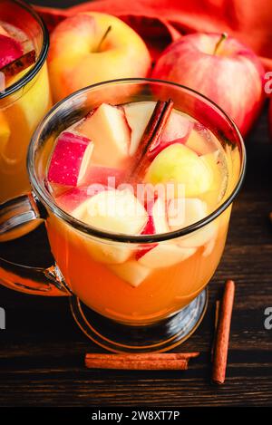 Sangria d'automne faite avec du vin blanc, des pommes, des poires et de la cannelle : sangria d'automne aromatisée avec des morceaux de fruits, du whisky bourbon et du sirop d'érable Banque D'Images