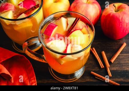 Sangria d'automne faite avec du vin blanc, des pommes, des poires et de la cannelle : sangria d'automne aromatisée avec des morceaux de fruits, du whisky bourbon et du sirop d'érable Banque D'Images