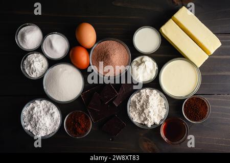 Ingrédients de cupcake au cacao chaud sur une table en bois : ingrédients pour faire des cupcakes maison aromatisés au chocolat chaud avec remplissage de ganache au chocolat Banque D'Images