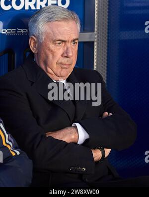 Carlo Ancelotti, entraîneur-chef du Real Madrid CF, est présent lors du match de LaLiga EA Sports entre le Deportivo Alaves et le Real Madrid CF à Mendizorrotza Stad Banque D'Images