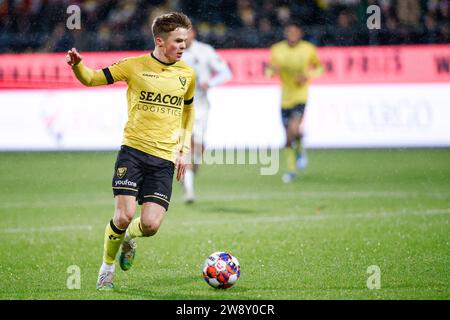 Venlo, pays-Bas. 22 décembre 2023. VENLO, PAYS-BAS - DÉCEMBRE 22 : Levi Smans de VVV-Venlo court avec le ballon lors du match néerlandais Keuken Kampioen Divisie entre VVV-Venlo et SC Telstar au Covebo Stadion - de Koel le 22 décembre 2023 à Venlo, pays-Bas. (Photo Broer van den Boom/Orange Pictures) crédit : Orange pics BV/Alamy Live News Banque D'Images