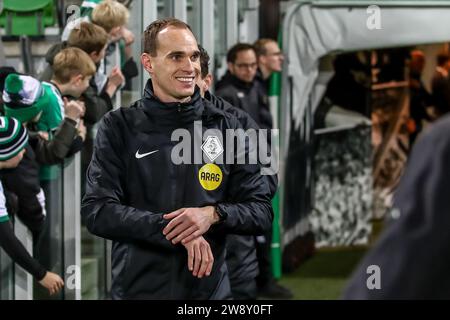 Groningen, pays-Bas. 22 décembre 2023. GRONINGEN, PAYS-BAS - DÉCEMBRE 22 : l'arbitre Wouter Wiersma regarde lors du match néerlandais Keuken Kampioen Divisie entre le FC Groningen et Jong Utrecht à Euroborg le 22 décembre 2023 à Groningen, pays-Bas (photo de Pieter van der Woude/ Orange Pictures) crédit : Orange pics BV/Alamy Live News Banque D'Images