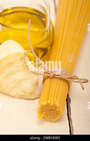 Pâtes italiennes ingrédients alimentaires de base fromage parmesan et huile d'olive extra vierge, photographie alimentaire Banque D'Images