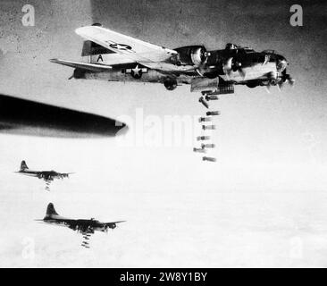 BOEING B-17 VOLER DES FORTERESSES de l'USAF bombardant à travers les nuages au-dessus de l'Allemagne sur un signal du chef de la formation qui a utilisé le radar pour trouver la cible, Banque D'Images