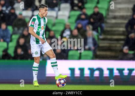 Groningen, pays-Bas. 22 décembre 2023. GRONINGEN, PAYS-BAS - DÉCEMBRE 22 : Joey Peluessy du FC Groningen contrôle le ballon lors du match néerlandais Keuken Kampioen Divisie entre le FC Groningen et Jong Utrecht à Euroborg le 22 décembre 2023 à Groningen, pays-Bas (photo de Pieter van der Woude/ Orange Pics BV/Alamy Live News) Banque D'Images