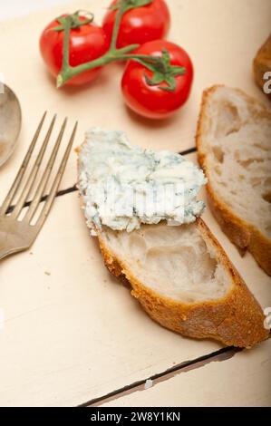 Pâte à tartiner au fromage bleu frais, baguette française avec tomates cerises sur le côté, Photographie alimentaire, Photographie alimentaire Banque D'Images