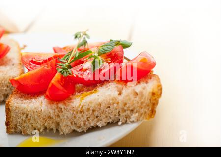 Bruschetta italienne à la tomate avec des feuilles de thym et de menthe, Photographie alimentaire, Photographie alimentaire Banque D'Images