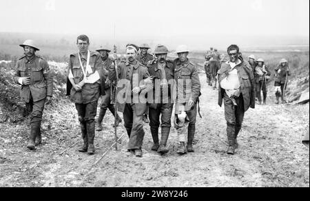 BATAILLE DE LA SOMME juillet 1916 soldats britanniques escortant un Allemand blessé Banque D'Images