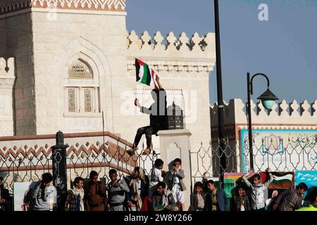 SANAA, Sanaa, Yémen. 22 décembre 2023. Un manifestant agite le drapeau palestinien lors d'une manifestation de solidarité avec le peuple palestinien dans le cadre du conflit en cours entre Israël et le Hamas. Le leader houthi du Yémen, Abdul-Malik Badr al-DIN al-Houthi, a émis un avertissement que les navires de guerre américains pourraient être pris pour cible si le Yémen faisait face à des attaques, en réponse à l'annonce d'une nouvelle coalition internationale par Washington pour protéger les navires commerciaux voyageant à travers la mer Rouge. au cours des dernières semaines, les Houthis au Yémen ont mené des attaques de drones et de missiles balistiques sur les navires voyageant à partir de là Banque D'Images