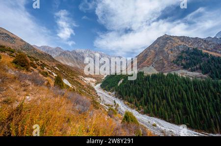 Vue sur une vallée de montagne avec Ak Say ruisseau, paysage de montagne automnal, parc national Ala Archa, montagnes Khirgiz Ala-Too, région de Chuy Banque D'Images