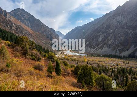 Vue sur la vallée d'Ala Archa, paysage montagneux automnal avec ruisseau de montagne Ak Say, parc national d'Ala Archa, montagnes Khirgiz Ala-Too, Chuy Banque D'Images