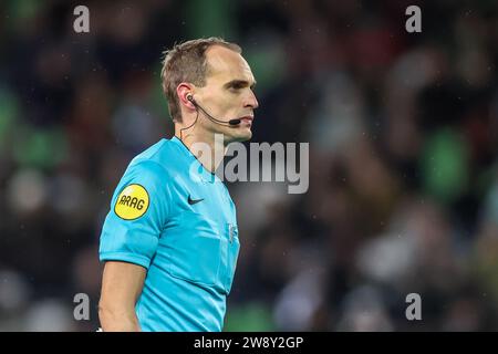 Groningen, pays-Bas. 22 décembre 2023. GRONINGEN, PAYS-BAS - DÉCEMBRE 22 : l'arbitre Wouter Wiersma regarde lors du match néerlandais Keuken Kampioen Divisie entre le FC Groningen et Jong Utrecht à Euroborg le 22 décembre 2023 à Groningen, pays-Bas (photo de Pieter van der Woude/ Orange Pictures) crédit : Orange pics BV/Alamy Live News Banque D'Images