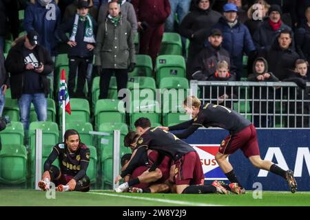 Groningen, pays-Bas. 22 décembre 2023. GRONINGEN, PAYS-BAS - DÉCEMBRE 22 : les joueurs de Jong Utrecht célèbrent le but lors du match néerlandais Keuken Kampioen Divisie entre le FC Groningen et Jong Utrecht à Euroborg le 22 décembre 2023 à Groningen, pays-Bas (photo de Pieter van der Woude/ Orange Pics BV/Alamy Live News) Banque D'Images