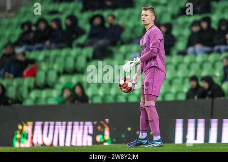 Groningen, pays-Bas. 22 décembre 2023. GRONINGEN, PAYS-BAS - DÉCEMBRE 22 : le gardien Calvin Raatsie de Jong Utrecht contrôle le ballon lors du match néerlandais Keuken Kampioen Divisie entre le FC Groningen et Jong Utrecht à Euroborg le 22 décembre 2023 à Groningen, pays-Bas (photo de Pieter van der Woude/ Orange Pics BV/Alamy Live News Banque D'Images