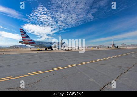 American Airlines Eagle CRJ roule derrière un Boeing 767 jusqu'à la piste active de l'aéroport international de Tucson en Arizona Banque D'Images