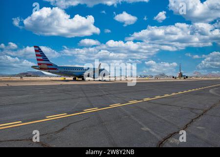 American Airlines Eagle CRJ roule derrière un Boeing 767 jusqu'à la piste active de l'aéroport international de Tucson en Arizona Banque D'Images