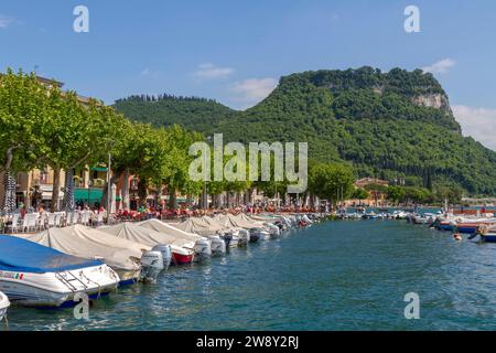 Promenade du lac, port et la montagne Rocca di Garda à Garda, Lac de Garde, Vénétie, Italie Banque D'Images