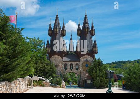 Château de conte de fées avec plusieurs tourelles, entouré de végétation verte sous un ciel bleu, Rawadinovo, Ravadinovo, Sosopol, Sozopol, Sosopol, Burgas Banque D'Images