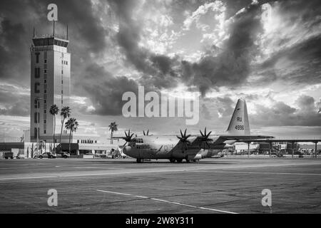 C130 des taxis de l'US Navy après la tour de contrôle de l'aéroport international de Tucson en Arizona Banque D'Images