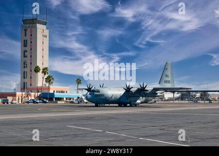C130 des taxis de l'US Navy après la tour de contrôle de l'aéroport international de Tucson en Arizona Banque D'Images