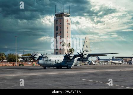 C130 des taxis de l'US Navy après la tour de contrôle de l'aéroport international de Tucson en Arizona Banque D'Images