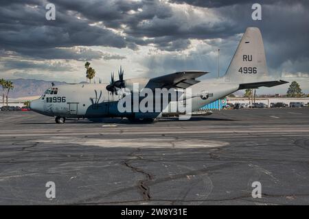 C130 des taxis de l'US Navy après la tour de contrôle de l'aéroport international de Tucson en Arizona Banque D'Images