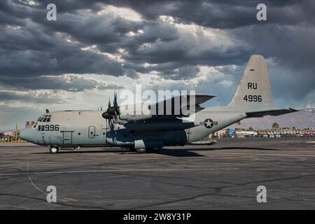 C130 des taxis de l'US Navy après la tour de contrôle de l'aéroport international de Tucson en Arizona Banque D'Images