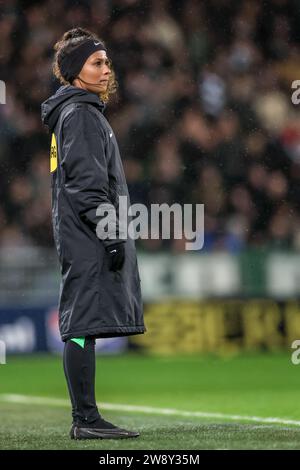 Groningen, pays-Bas. 22 décembre 2023. GRONINGEN, PAYS-BAS - DÉCEMBRE 22 : la 4e officielle Shona Shukrula est à l'honneur lors du match néerlandais Keuken Kampioen Divisie entre le FC Groningen et Jong Utrecht à Euroborg le 22 décembre 2023 à Groningen, pays-Bas (photo Pieter van der Woude/ Orange Pics BV/Alamy Live News) Banque D'Images