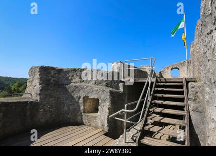 Château de Derneck, ruines médiévales du château, escalier en bois, main courante, balustrade, maçonnerie, pierre, ciel bleu, Degeneck, drapeaux, bouclier mur château en éperon Banque D'Images