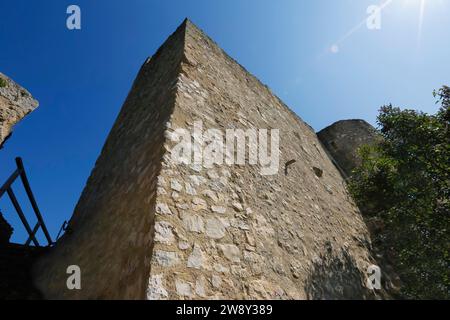 Château de Derneck, ruine de château médiéval, maçonnerie, pierre, ciel bleu, Degeneck, château mur bouclier en position d'éperon du 14e siècle, Muenzdorf- Banque D'Images