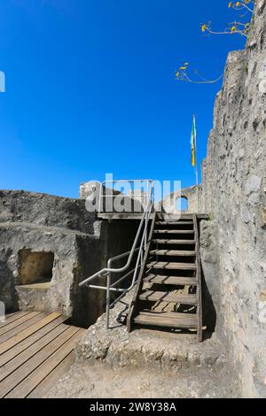 Château de Derneck, ruines médiévales du château, escalier en bois, main courante, balustrade, maçonnerie, pierre, ciel bleu, Degeneck, drapeaux, bouclier mur château en éperon Banque D'Images