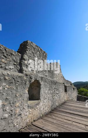 Château de Derneck, ruine de château médiéval, parquet, maçonnerie, pierre, ciel bleu, Degeneck, château mur bouclier en position éperon du 14e siècle Banque D'Images