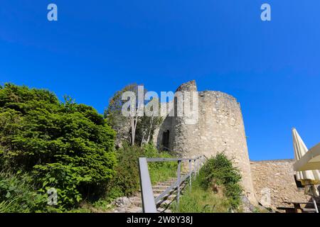 Château Derneck, ruine médiévale du château, escaliers, main courante, balustrade, maçonnerie, pierre, ciel bleu, Degeneck, château mur bouclier en position éperon de la Banque D'Images