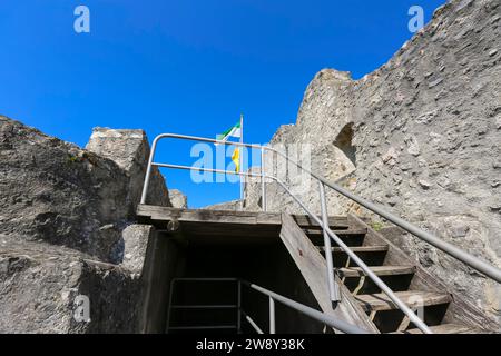 Château de Derneck, ruines médiévales du château, escalier en bois, main courante, balustrade, maçonnerie, pierre, ciel bleu, Degeneck, drapeaux, bouclier mur château en éperon Banque D'Images